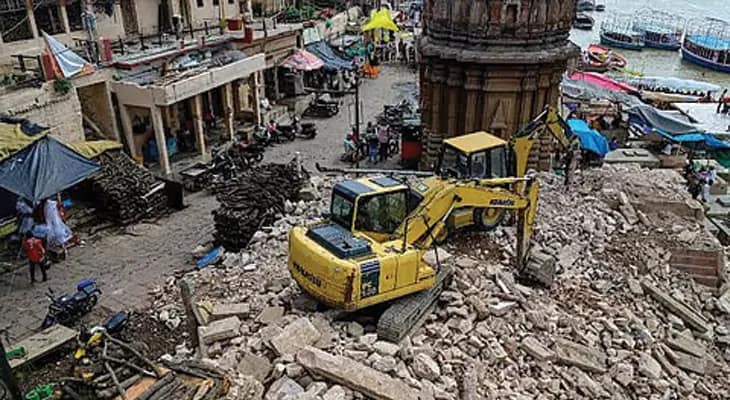 প্রধানমন্ত্রীর বারাণসীতে মণিকর্ণিকা ঘাটে চলল বুলডোজার, নিন্দার ঝড়, ভাঙা হল অহল্যাবাঈয়ের মূর্তি, প্রাচীন মন্দির