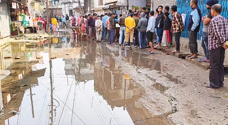 শীতেও জলমগ্ন পানিহাটির রাস্তা  ৭ ঘণ্টা অবরোধ করলেন বাসিন্দারা