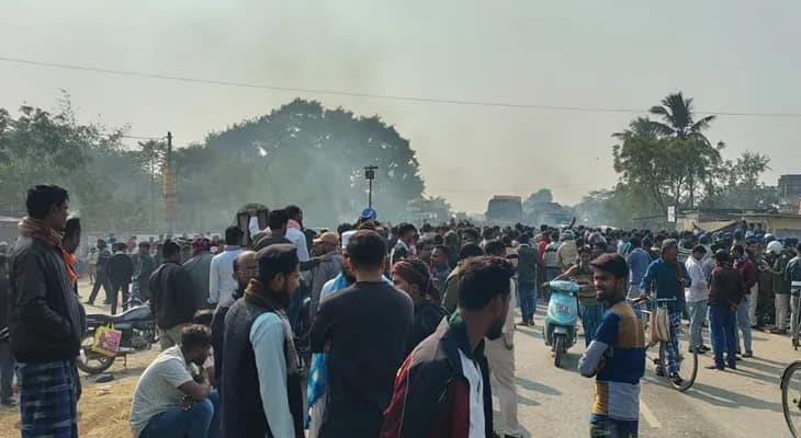 বেলডাঙার ফেরিওয়ালাকে ঝাড়খণ্ডে ‘খুন’, মৃতদেহ নিয়ে প্রতিবাদ, গাড়ি ভাঙচুর, উত্তপ্ত মুর্শিদাবাদ