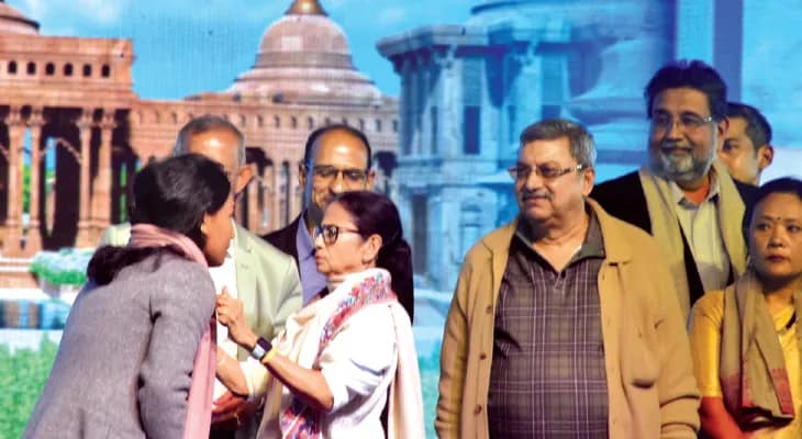 অনুষ্ঠান মঞ্চে ‘সোনার’ মেয়ে স্বপ্নাকে ডেকে নিলেন মমতা
