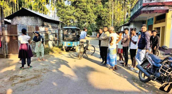 বিকেল হলেই পরপর ঢিল পড়ছে আদর্শপাড়ায়, আতঙ্কে বাসিন্দারা