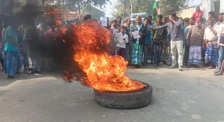 এসআইআর শুনানির নামে হয়রানির প্রতিবাদে আজ সকালে থেকে মঙ্গলকোটের কুলশুনা গ্রামে রাস্তা অবরোধ