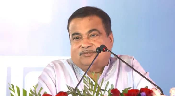 মধ্যপ্রদেশের বিদিশার সভায় বক্তব্য রাখছেন কেন্দ্রীয় মন্ত্রী নীতীন গাদকারি