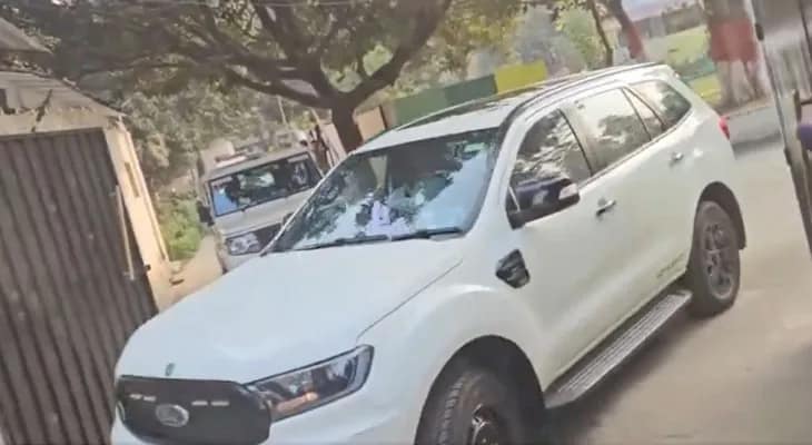 পাটনায় নিজের বাসভবনে দলীয় বৈঠকের পর বের হলেন তেজস্বী যাদব