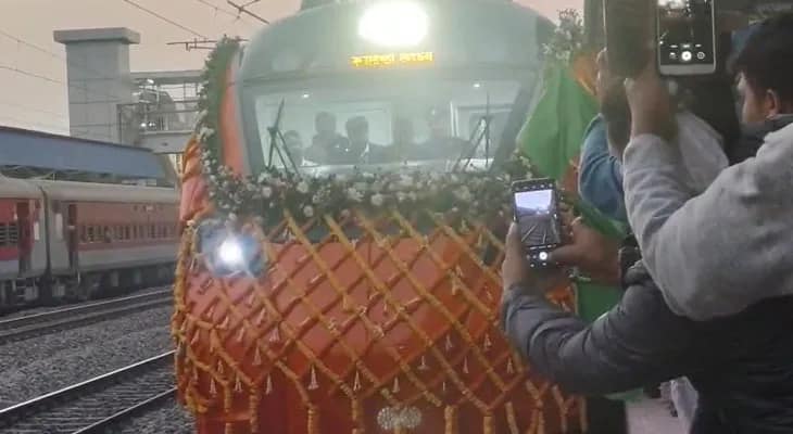 জলপাইগুড়ি রোড স্টেশনে পৌঁছল বন্দেভারত স্লিপার, ট্রেন দেখতে উৎসাহী মানুষদের ভিড়