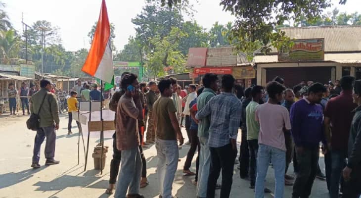 গ্রাম পঞ্চায়েত কার্যালয়ে এসআইআরের হিয়ারিংয়ের দাবি, অবরোধ ফালাকাটায়