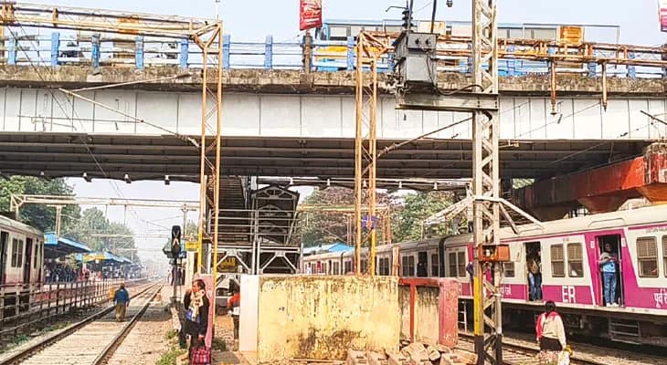 উড়ালপুল বন্ধ থাকায় লেভেল ক্রসিংয়ে যানজট, আটকে ট্রেন