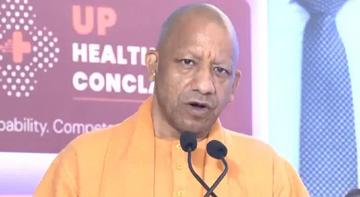 লখনউয়ের সভায় বক্তব্য রাখছেন উত্তরপ্রদেশের মুখ্যমন্ত্রী যোগী আদিত্যনাথ