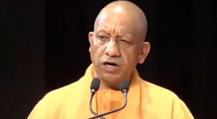 বারাণসীতে বক্তব্য রাখছেন উত্তরপ্রদেশের মুখ্যমন্ত্রী যোগী আদিত্যনাথ
