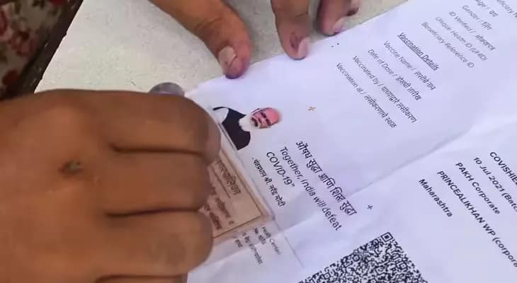 প্রধানমন্ত্রীর ছবি দেওয়া কোভিড টিকাকরণের সার্টিফিকেট নিয়ে শুনানিতে হাজির ভোটাররা!