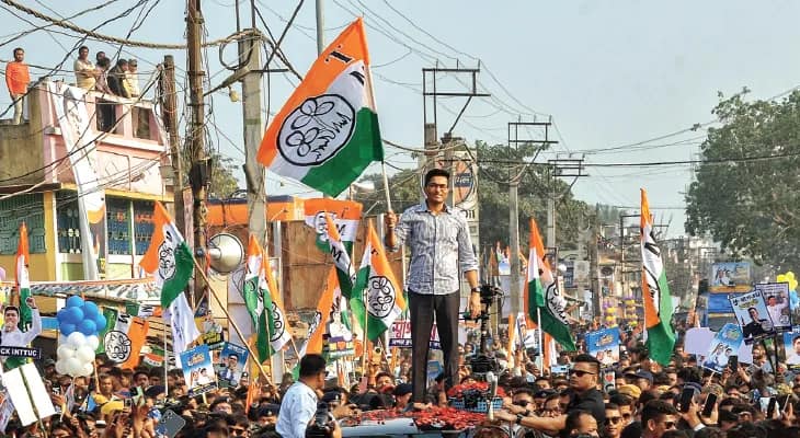 ‘বাংলা পালটাবে না, পালটাবেন আপনারা!’ সিঙ্গুরে প্রধানমন্ত্রীর বক্তৃতা শেষের আগেই নদীয়ায় জবাব অভিষেকের