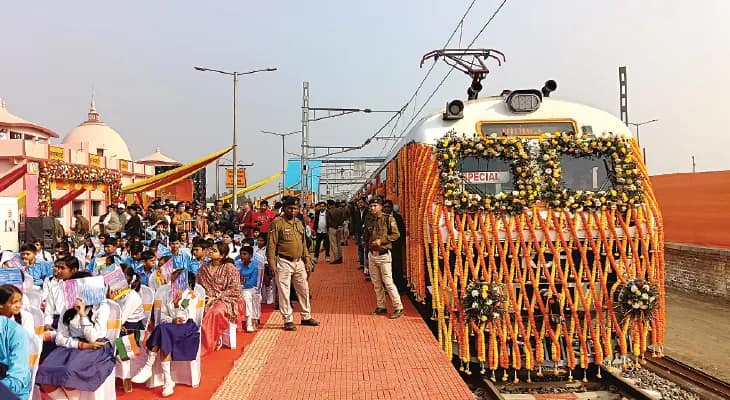 প্রধানমন্ত্রী রিমোট টিপতেই ছাড়ল ট্রেন, উচ্ছ্বাসে ভাসলেন বাসিন্দারা