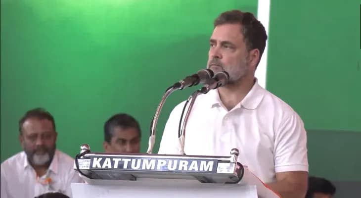কোচির এর্নাকুলামে বক্তব্য রাখছেন লোকসভার বিরোধী দলনেতা রাহুল গান্ধী