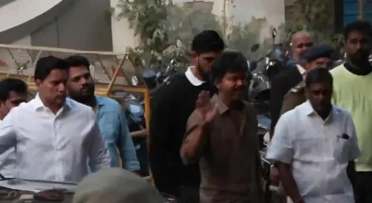 কারুরে পদপিষ্ট কাণ্ড: জিজ্ঞাসাবাদের পর দিল্লিতে সিবিআইয়ের অফিস থেকে বেরিয়ে গেলেন টিভিকে প্রধান তথা অভিনেতা বিজয়