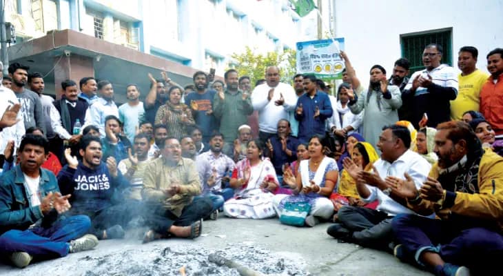 ফর্ম-৭ জমা দেওয়া নিয়ে এসডিও অফিসে তৃণমূল-বিজেপি সংঘর্ষ, ভাঙচুর, উত্তেজনা