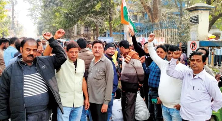 শুনানিতে হেনস্তা: বীরভূমে অবরোধ-বিক্ষোভ তৃণমূলের