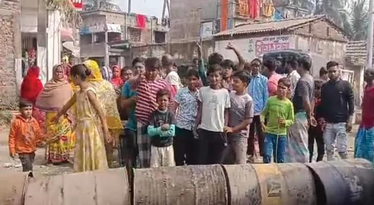 হলদিয়ার দেভোগ গ্রাম পঞ্চায়েতে মনোহরপুরে ২৬৯ নম্বর বুথে ৬৫০ জন ভোটারকে এসআইআরের নোটিস, ক্ষোভে রাস্তা অবরোধ স্থানীয়দের