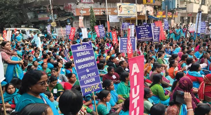 কলকাতা পুরসভার সামনে একাধিক দাবিকে কেন্দ্র করে বিক্ষোভ অঙ্গনওয়াড়ি কর্মীদের