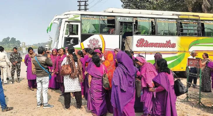 রানাঘাটে আশাকর্মীদের বাস আটক, প্রতিবাদে জাতীয় সড়ক অবরোধ