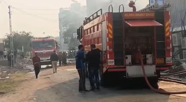 আমেদাবাদে স্বামী নারায়ণ মন্দিরের কাছে একটি গোডাউনে আগুন