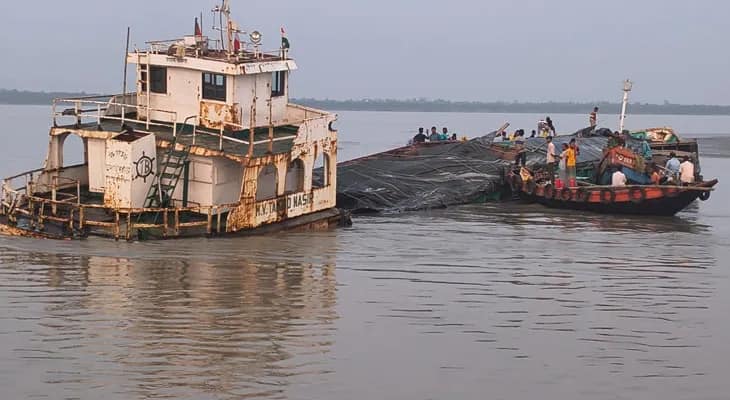 মুড়িগঙ্গা নদীতে ডুবল বাংলাদেশের পণ্যবাহী জাহাজ, উদ্ধার ১২ জন