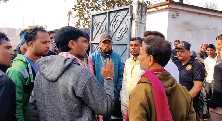 বকেয়া মজুরির দাবি নিয়ে  কাঁকসার কারখানায় বিক্ষোভ