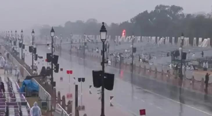 সাত সকালেই দিল্লিতে মাঝারি বৃষ্টি, একধাক্কায় অনেকটাই নামল তাপমাত্রা