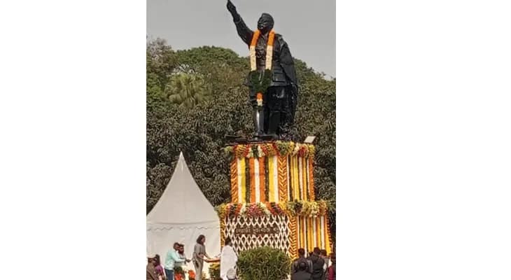 রেড রোডে নেতাজির মূর্তিতে মাল্যদান করলেন মুখ্যমন্ত্রী মমতা বন্দ্যোপাধ্যায়