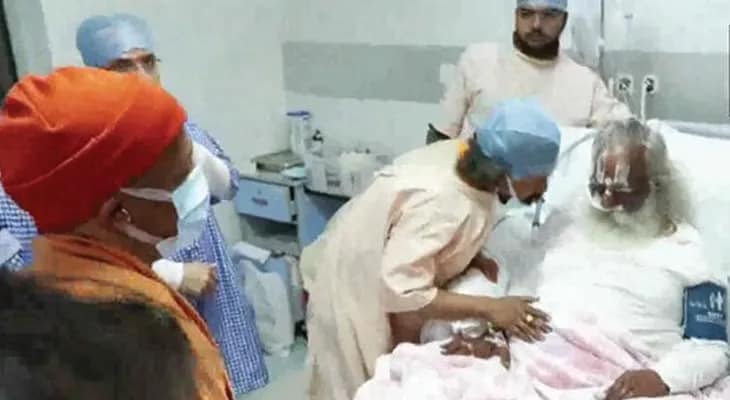 অসুস্থ রামজন্মভূমি তীর্থক্ষেত্রের প্রধান নিত্যগোপাল দাসকে হাসপাতালে দেখতে গেলেন উত্তরপ্রদেশের মুখ্যমন্ত্রী যোগী আদিত্যনাথ