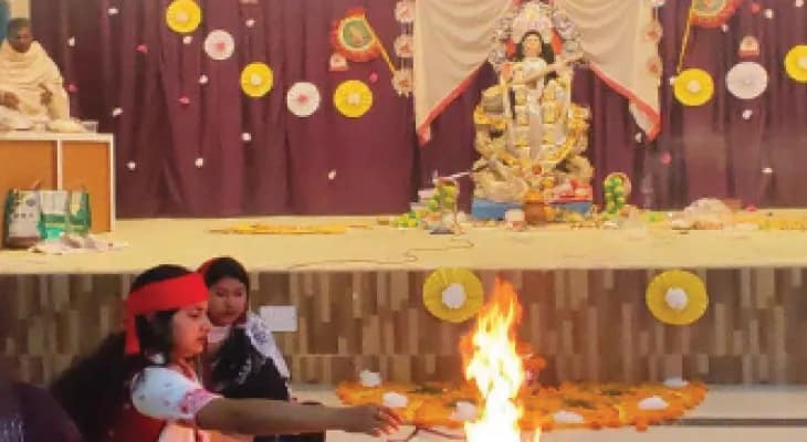 সরস্বতী বন্দনায় স্কুল-কলেজে পুরোহিতের আসনে ছাত্রীরাই!