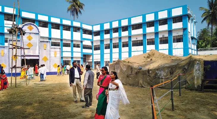 সরস্বতী পুজোতে চমক, নবদ্বীপ শিক্ষামন্দিরের থিম ‘ভূতের বাড়ি’