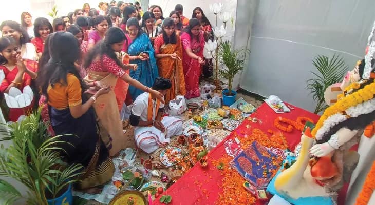 হস্টেলে হস্টেলে নানা থিমে সরস্বতী বন্দনা, প্রেমিক-প্রেমিকাদের ভিড়ে বর্ধমান বিশ্ববিদ্যালয়ের ক্যাম্পাস রঙিন