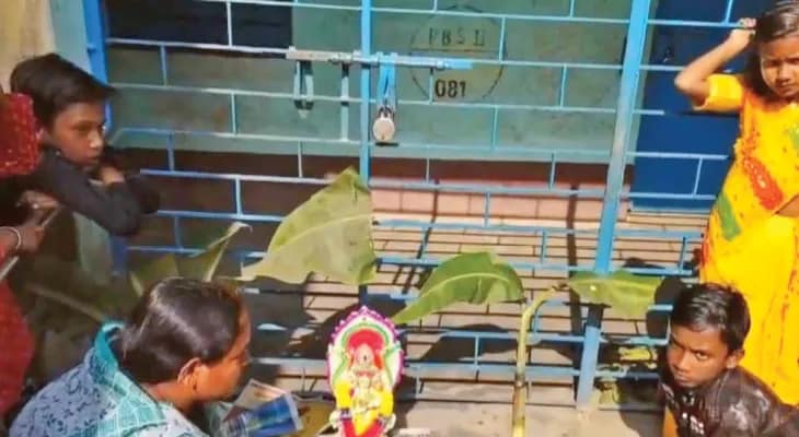 স্কুলে হয়নি সরস্বতী পুজো, ক্ষোভে বন্ধ  গেটের সামনেই আরাধনা অভিভাবকদের