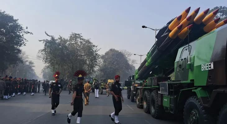 কলকাতার ইন্দিরা গান্ধী সরণিতে চলছে সাধারণতন্ত্র দিবসের কুচকাওয়াজের মহড়া