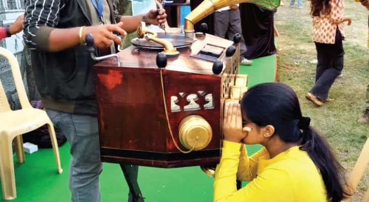 ভিন্টেজ ক্যামেরায় ছবি, গ্রামোফোনের গানে মজে পুস্তকপ্রেমীরা, শনিবার বইমেলায় হাজির সাড়ে ৩ লক্ষ মানুষ