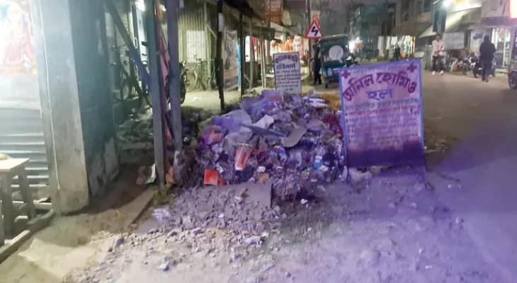 তপন চৌরঙ্গী এলাকায় আবর্জনার স্তূপ, প্রশাসনের ভূমিকা নিয়ে প্রশ্ন