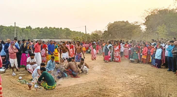 তালডাংরার ‘সাত ভাইয়ের এক বোন’ উৎসবে ফুটন্ত ঘিয়ে হাত ডুবিয়ে তুলে আনা হয় পিঠে, দেখতে ভিড়