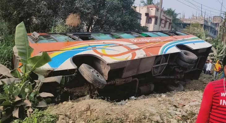 হলদিয়ার সুতাহাটায় হলদিয়া মেচেদা রাজ্য সড়কে উল্টে গেল যাত্রীবোঝাই বাস, জখম একাধিক