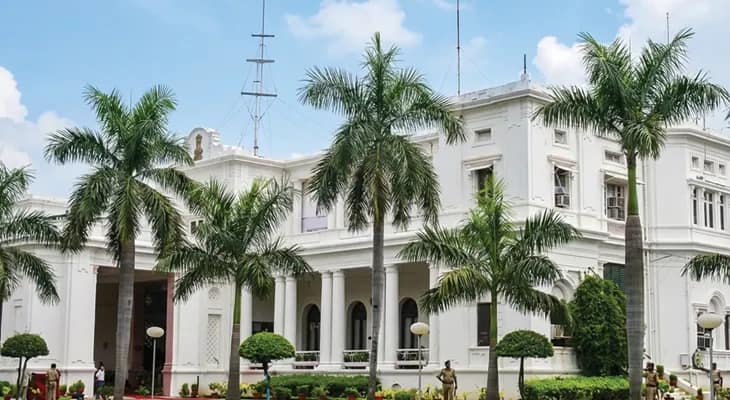 কেন্দ্রীয় সরকারের নির্দেশ অনুসারে লখনউয়ের রাজভবন-এর নাম বদলে এখন ‘জনভবন’