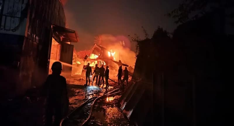 নরেন্দ্রপুর থানার নাজিরাবাদে একটি অনলাইন ফুড ডেলিভারি সংস্থার গোডাউনে বিধ্বংসী আগুন, ঘটনাস্থলে দমকলের ১০টি ইঞ্জিন
