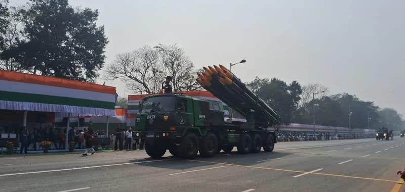 কলকাতার রেড রোডে ৭৭তম সাধারণতন্ত্র দিবসের কুচকাওয়াজ চলছে