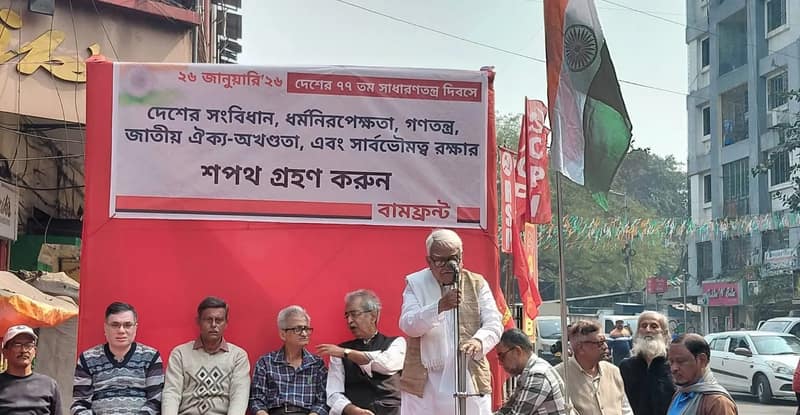 কলকাতার এন্টালিতে সাধারণতন্ত্র দিবস উদযাপন অনুষ্ঠানে বামফ্রন্ট চেয়ারম্যান বিমান বসু