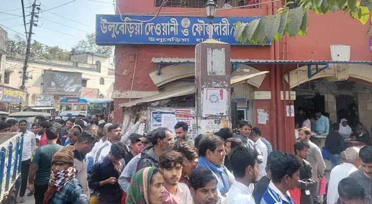 ভোটার তালিকায় নামের ভুল, এসআইআর আবহে হলফনামার জন্য সকাল থেকেই উলুবেড়িয়া আদালত চত্বরে মানুষের দীর্ঘ লাইন