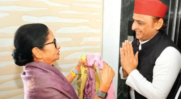 ‘বিজেপি দিদির কাছেই হারবে’, মমতার পাশে দাঁড়িয়ে ভোট-হুংকার অখিলেশের