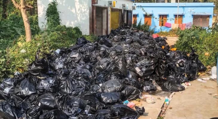 ৩ মাস ধরে বন্ধ সাফাই, বর্জ্যের পাহাড় জমেছে ক্যানিং হাসপাতাল ও মাতৃমায়