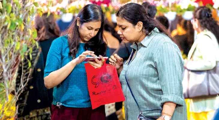 নতুন বইয়ের পাতা ওলটানোর ফাঁকে চোখ মোবাইলের স্ক্রিনে
