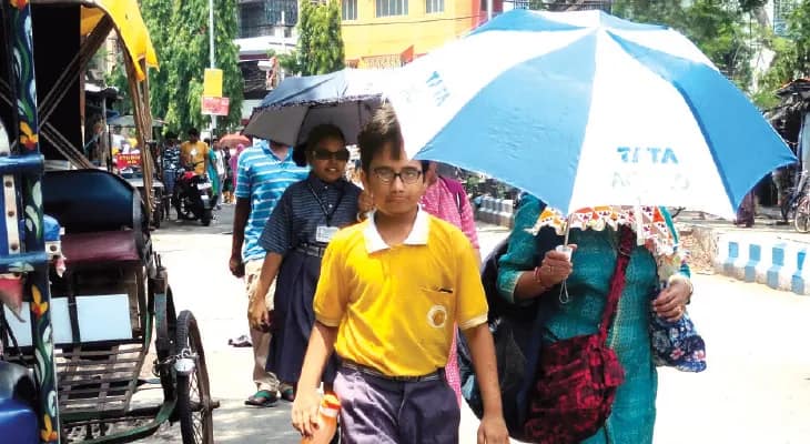 অভ্যাসেই গায়ে সোয়েটার, রোদে ঘামছে শহর