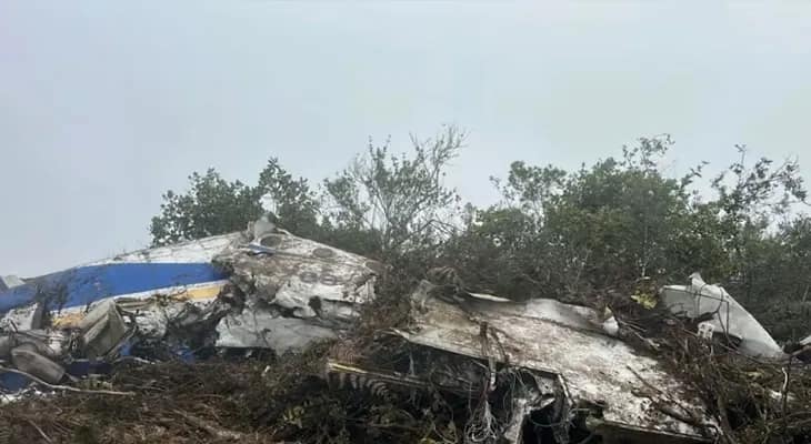 অবতরণের আগে ভেঙে পড়ল বিমান, নেতা সহ মৃত ১৫
