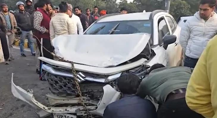 নয়াদিল্লিতে দুর্ঘটনা, নিয়ন্ত্রণ হারিয়ে অন্য গাড়িতে সজোরে ধাক্কা মারল একটি গাড়ি, গুরুতর জখম ৩
