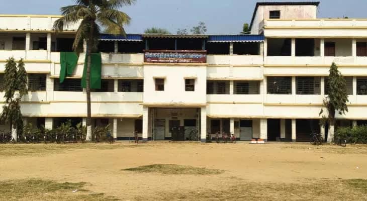 হাই কোর্টের রায়ে কাটল জট  খুশি অভিভাবকরা,চার দশকের পর ছাত্রী ভর্তি নিতে পারবে দাসপুরের স্কুল